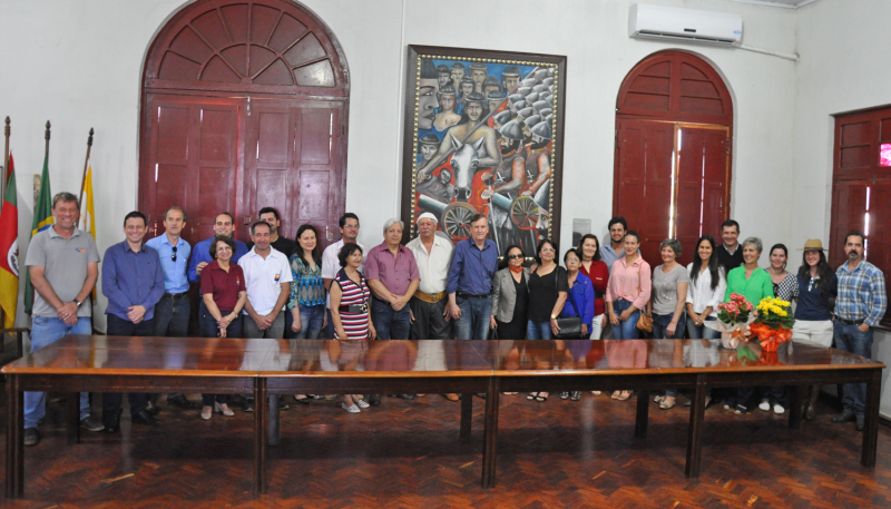 Emoção marca a entrega de obra do artista Arno Schleder ao município